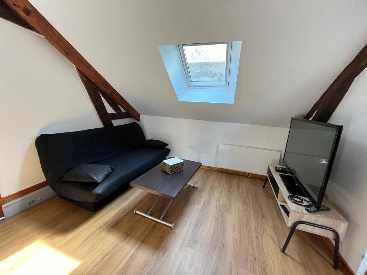 Appartement entier, One-Bedroom Apartment in La Ferté-Gaucher, Seine-et-Marne