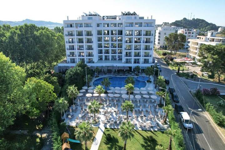 Hôtel pour 2 personnes, avec Balcon et Jardin ainsi que Piscine et Vue à Golem
