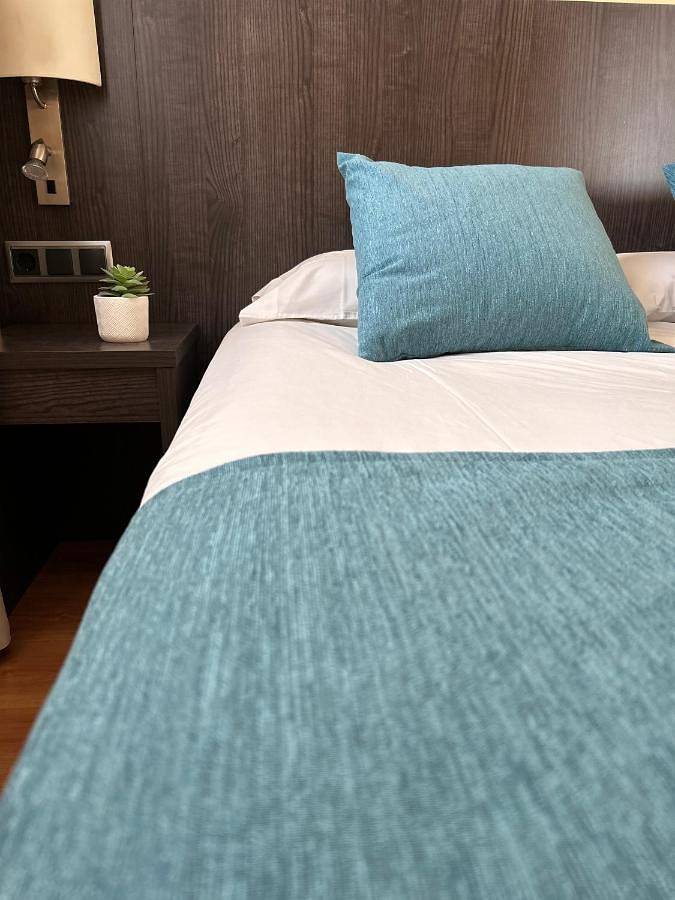 Single Room with Private Bathroom in Manresa, Pla de Bages DO