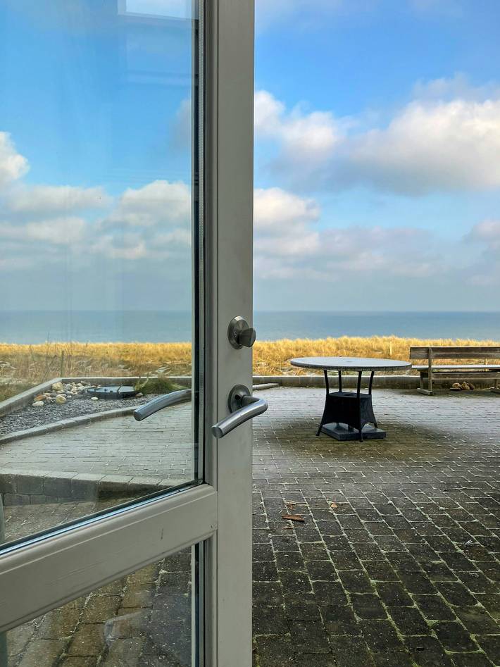 Restauriertes Fischerhaus an der Steilküste in Thy in Hanstholm, Dänemark an der Nordsee