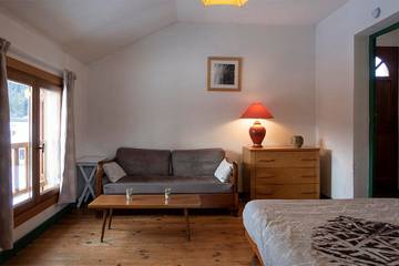 Gîte pour 2 personnes, avec piscine et terrasse ainsi que jardin et sauna dans l' Isère
