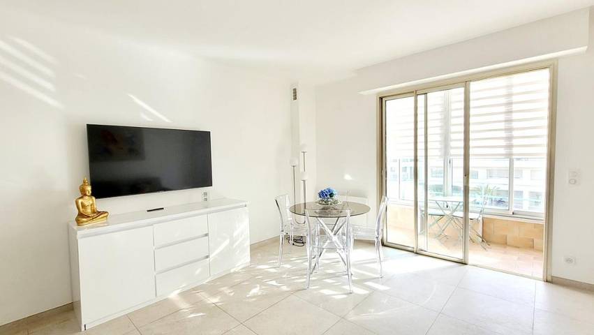 Gîte pour 2 personnes, avec terrasse et vue dans Port De La Pointe Croisette