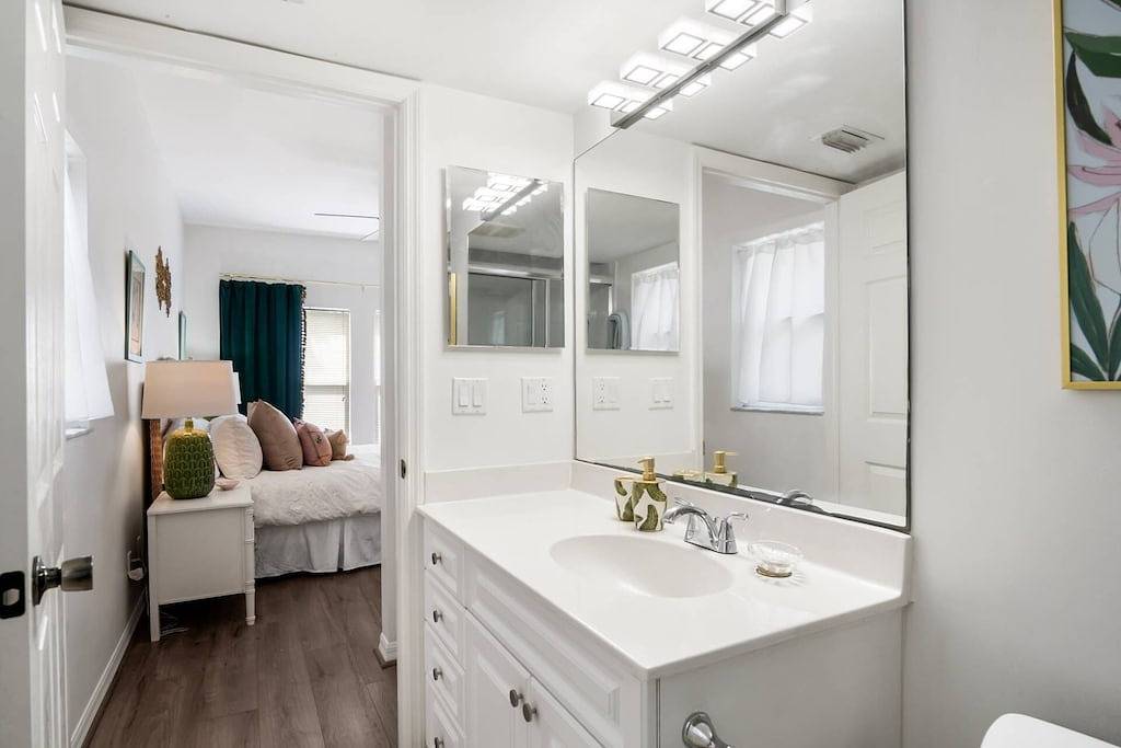 Ganze Wohnung, Pet Friendly, Nightly Condo! In-Unit Laundry, Wifi & Beach Gear; Walk to Dining/Shops (1 of 2 units) in Marco Island, Southwest Florida