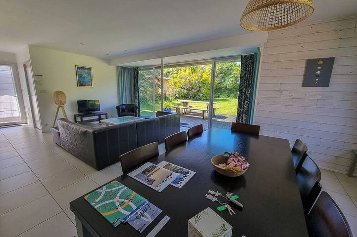Gîte pour 8 personnes, avec jacuzzi et jardin ainsi que piscine et sauna, animaux acceptés