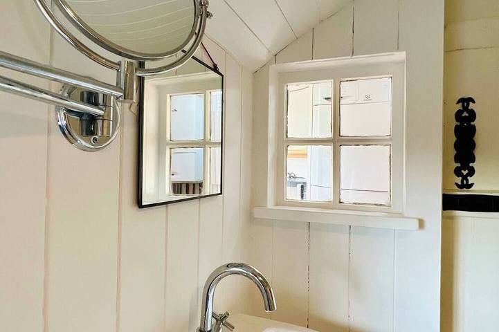 Mersea Anchorage Cottage | Estuary Views in Mersea Island, Colchester