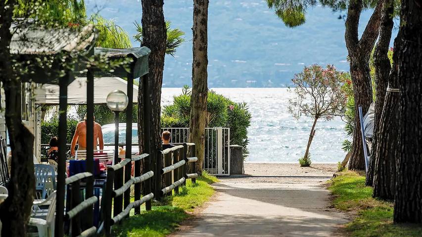 Bungalow für 5 Personen, mit Pool und Terrasse, mit Haustier in Toscolano-Maderno