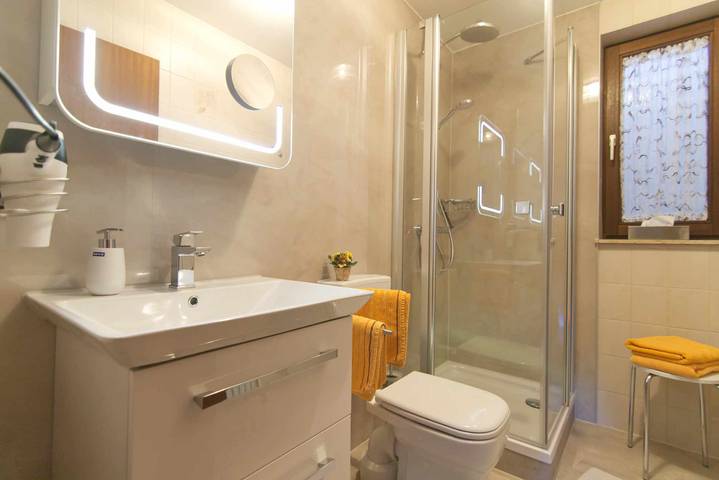 Ganze Ferienwohnung, Haus Kayser - Ferienwohnung 60qm, 1 Schlafzimmer, max. 2 Personen in Bad Urach, Albsteig Etappe 9