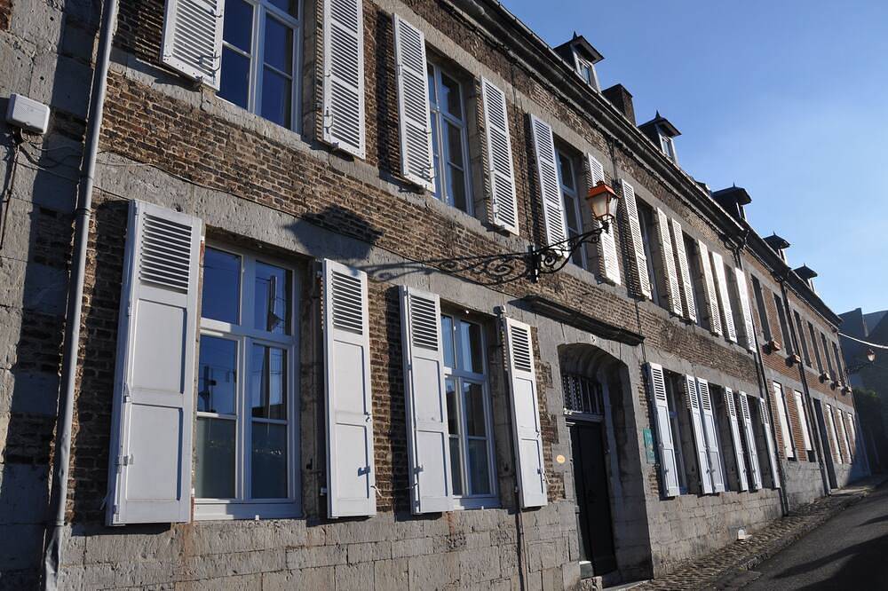 Spacieuse maison de maître du 18e siècle tout près de la Meuse avec jardin clos in Fumay, Parc naturel régional des Ardennes