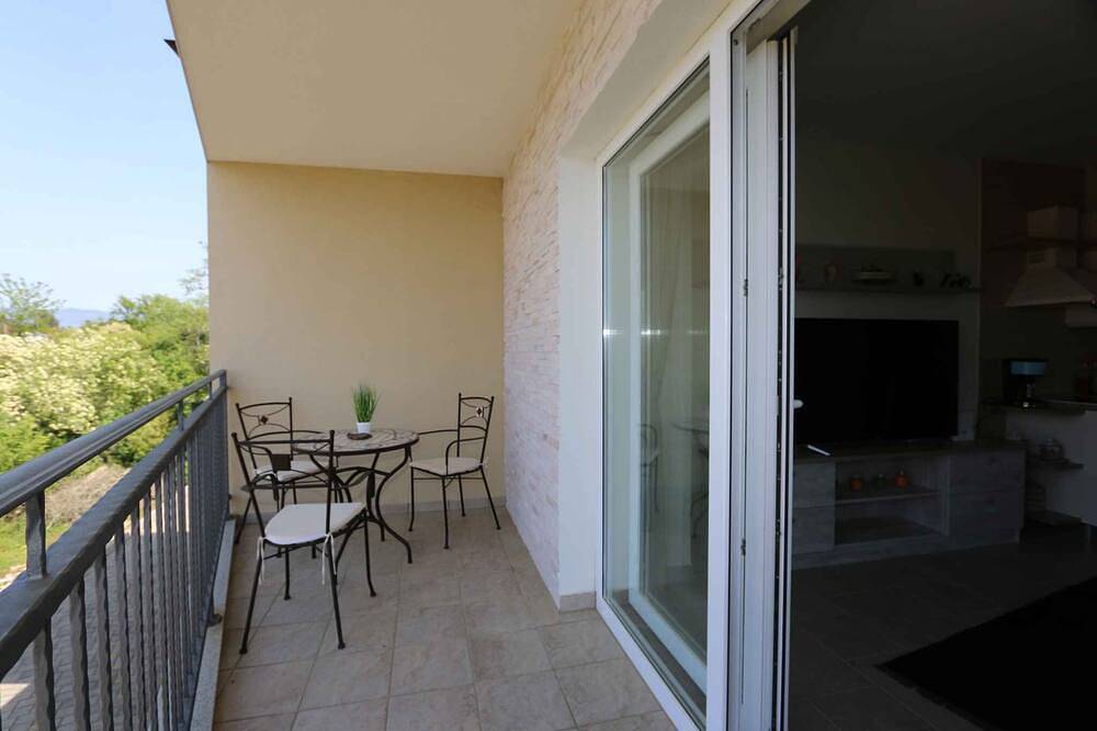 Ganze Wohnung, Ferienwohnung mit Klimaanlage und seitlichem Meerblick in Soline, Krk