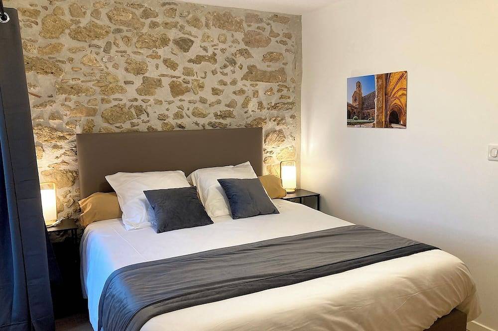 Au Chateau de Villelongue, Suite de la citadelle,Aude Pays Cathare,animaux admis in Villelongue-d'Aude, Région de Limoux