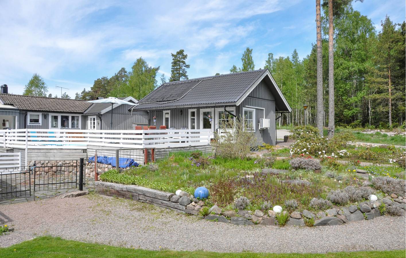Hus för 4 Personer, med terass samt pool och sjöutsikt