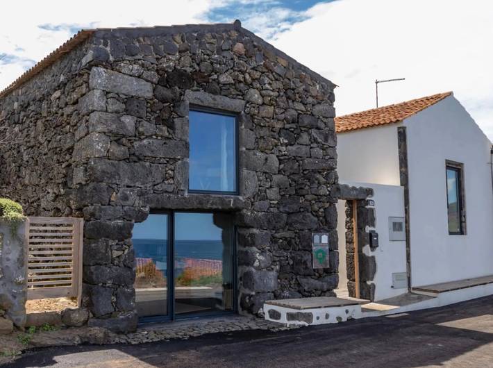 Ferienhaus 'Branca' mit Meerblick, gemeinsamer Terrasse und WLAN in Praia (São Mateus), Insel Graciosa