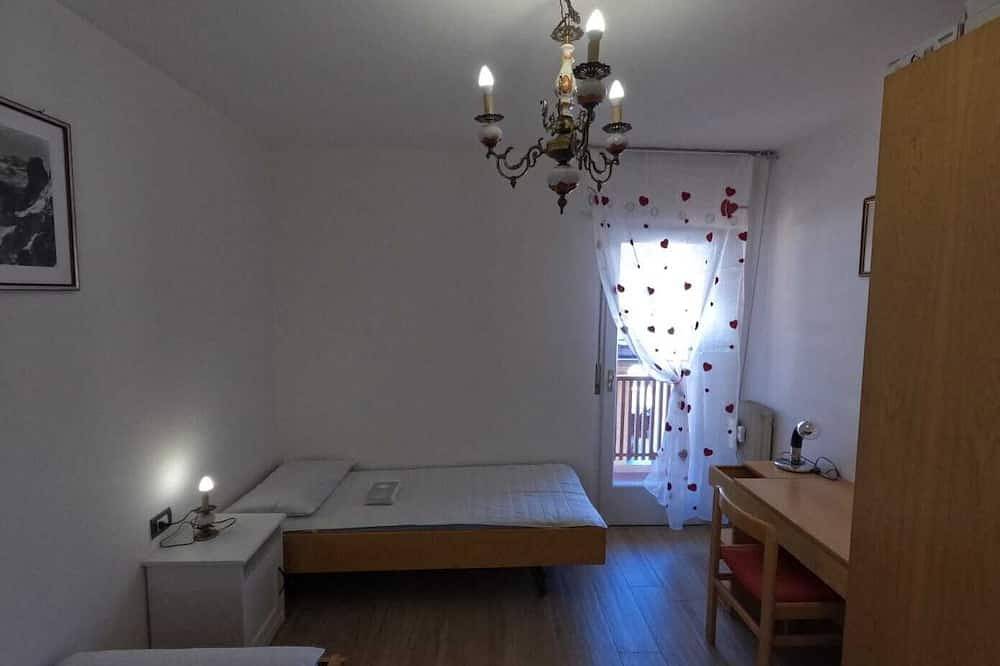 Ganze Wohnung, 30 meters from the center, Apartment with 3 rooms and terrace overlooking the square. in Predazzo, Predazzo (gemeinde)