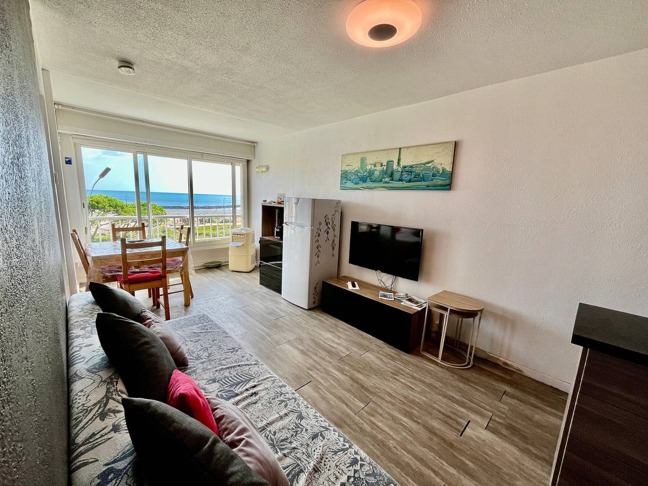 Entire apartment, Apartment for 4 facing the sea with private parking, in Sète in Sete, Côte d'Améthyste