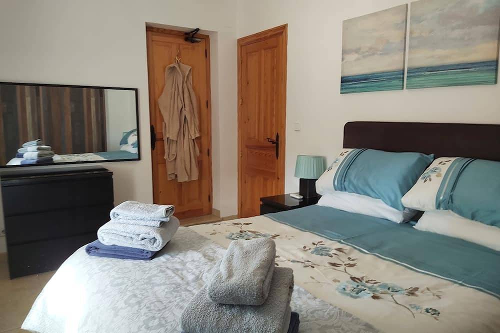 Ganze Wohnung, Luxury Roof Terrace Apartment With Amazing Views, a chlorine free Pool/hot tub in Fuente del Conde, Iznájar