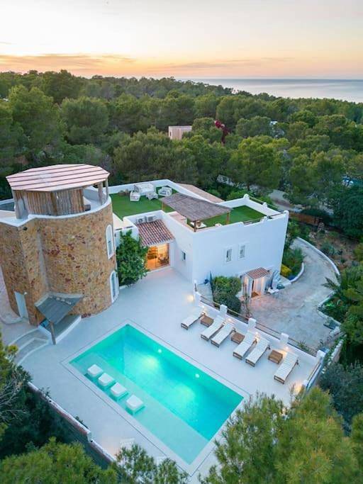 Ferienhaus für 10 Personen, mit Balkon und Whirlpool sowie Terrasse und Garten in Cala Carbó - 3