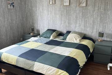 Gîte pour 6 personnes, avec terrasse et jardin à Quettehou