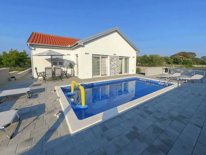 Villa für 6 Personen, mit Terrasse und Pool in Privlaka