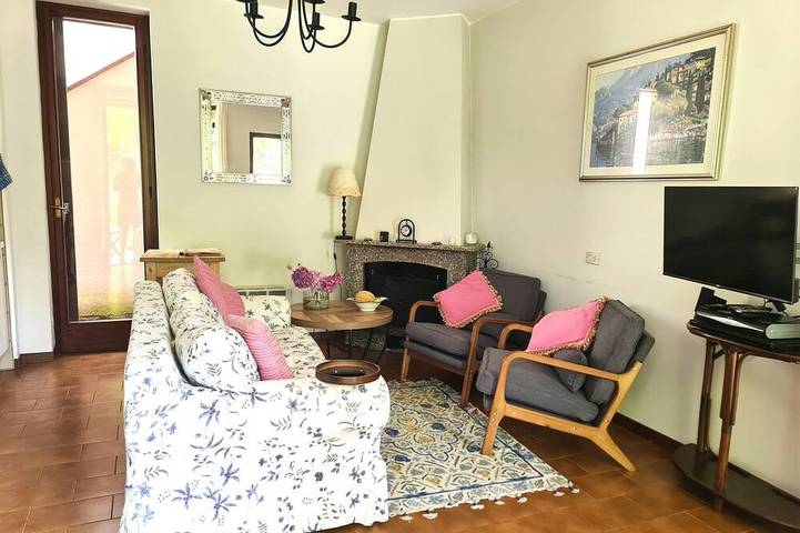 Ganze Wohnung, Italienische See-Wohnung mit großem Swimmingpool, Tennisplatz, Seeblick in Gemeinde Menaggio, Comer See