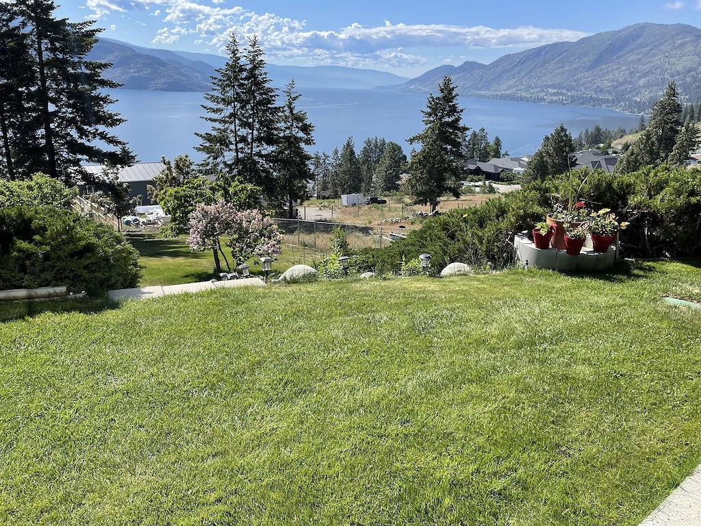 Serene, modern suite with spectacular lake views in Peachland, Regional District of Central Okanagan