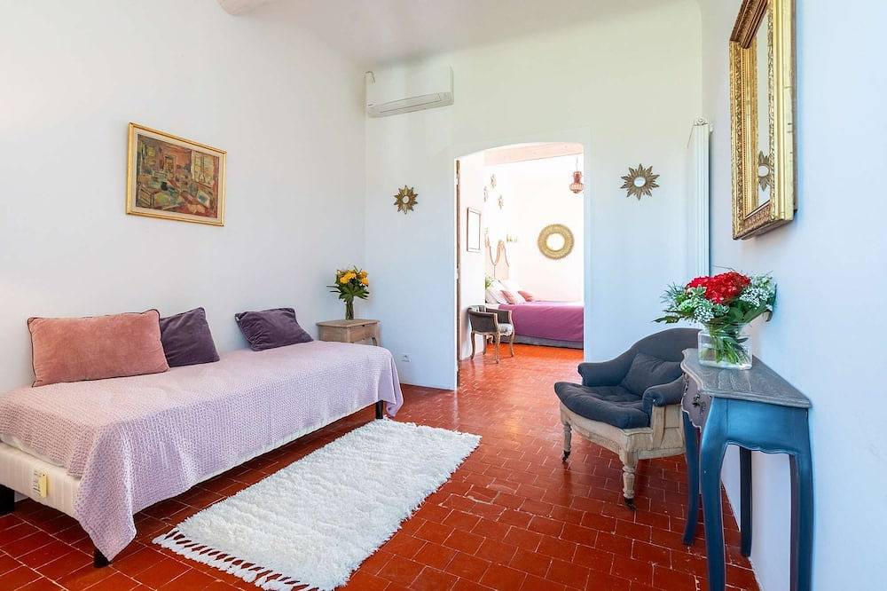 Luberon – A magnificent character property – Sleeps 17 in Goult, Parc naturel régional du Luberon