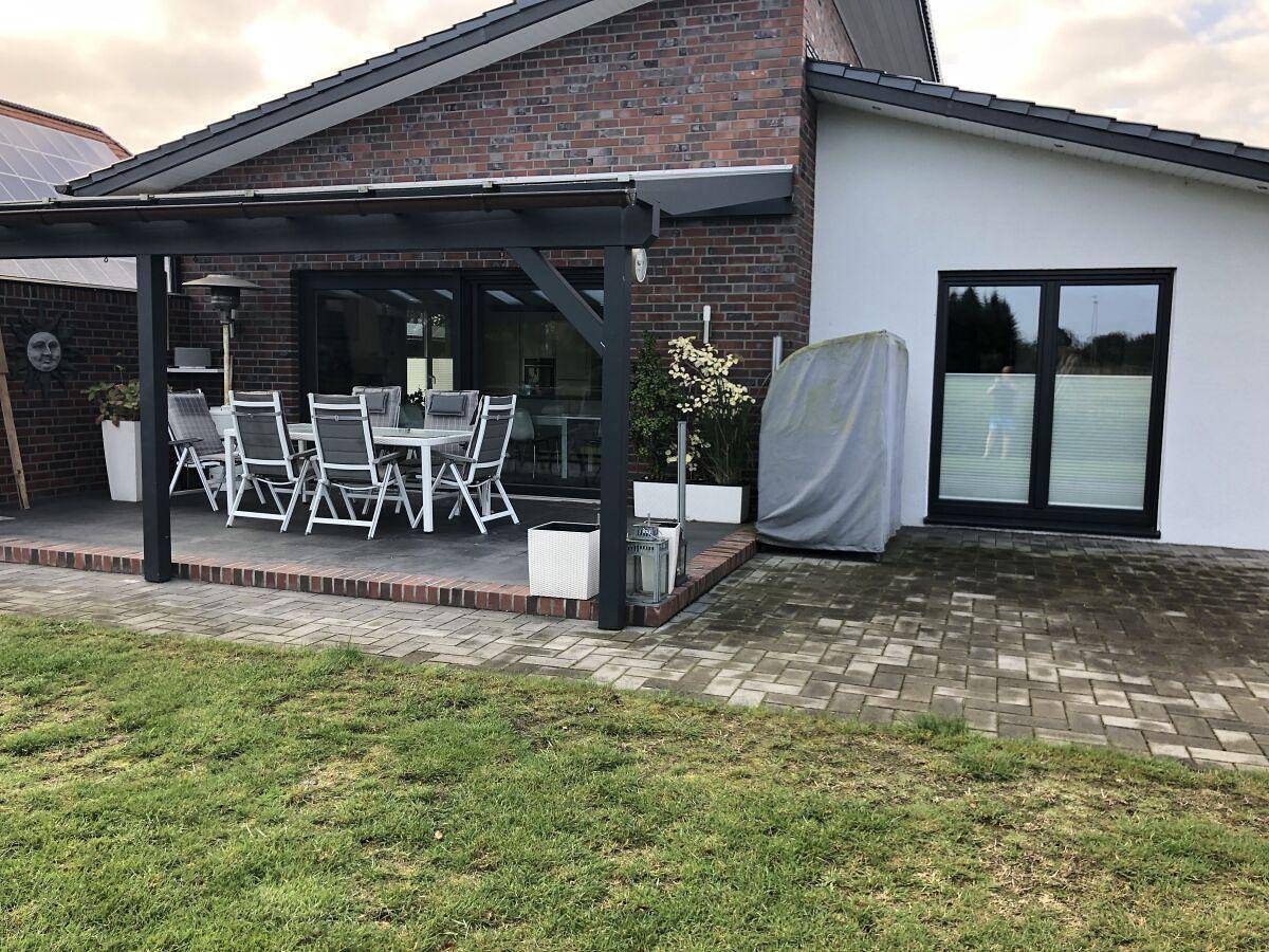 Weitblick mit Kind und Hund in Zetel, Südliche Nordseeküste
