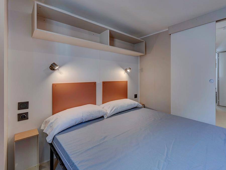 Camping Le Château de Galaure - Stacaravan 6 personen - Comfort Xl | 2 slaapkamers | 4/6 Pers | Verhoogd terras | Airconditioning in Châteauneuf-de-Galaure, Valence en omgeving