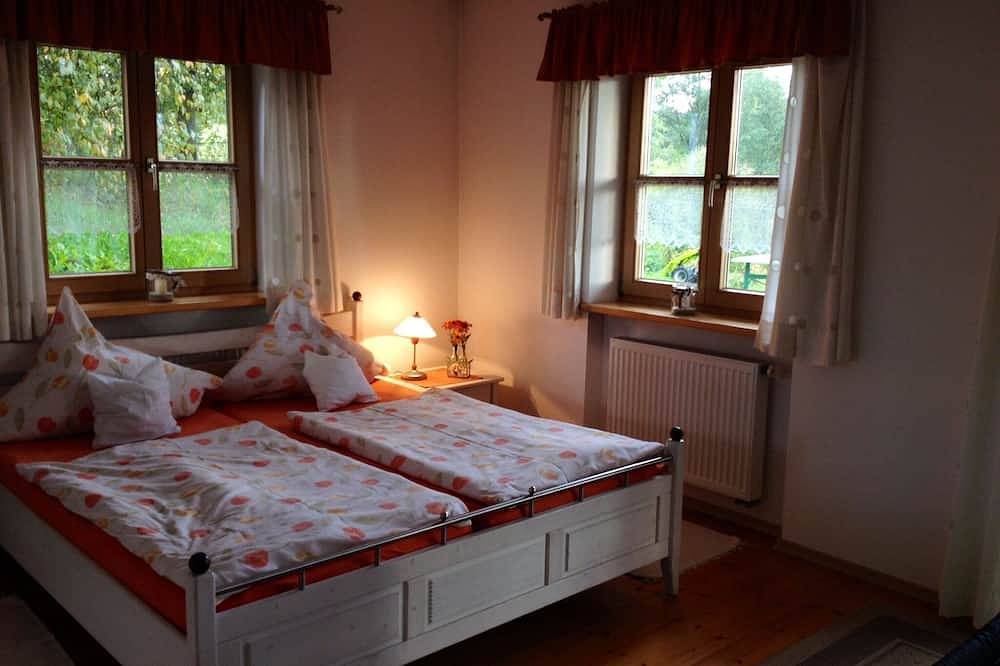 Ganze Wohnung, \"Wohlfühlferienwohnung\" nähe Bodenmais: Terrasse, Garten, Wlan, Spielplatz, uvm. in Teisnach, Ostbayern