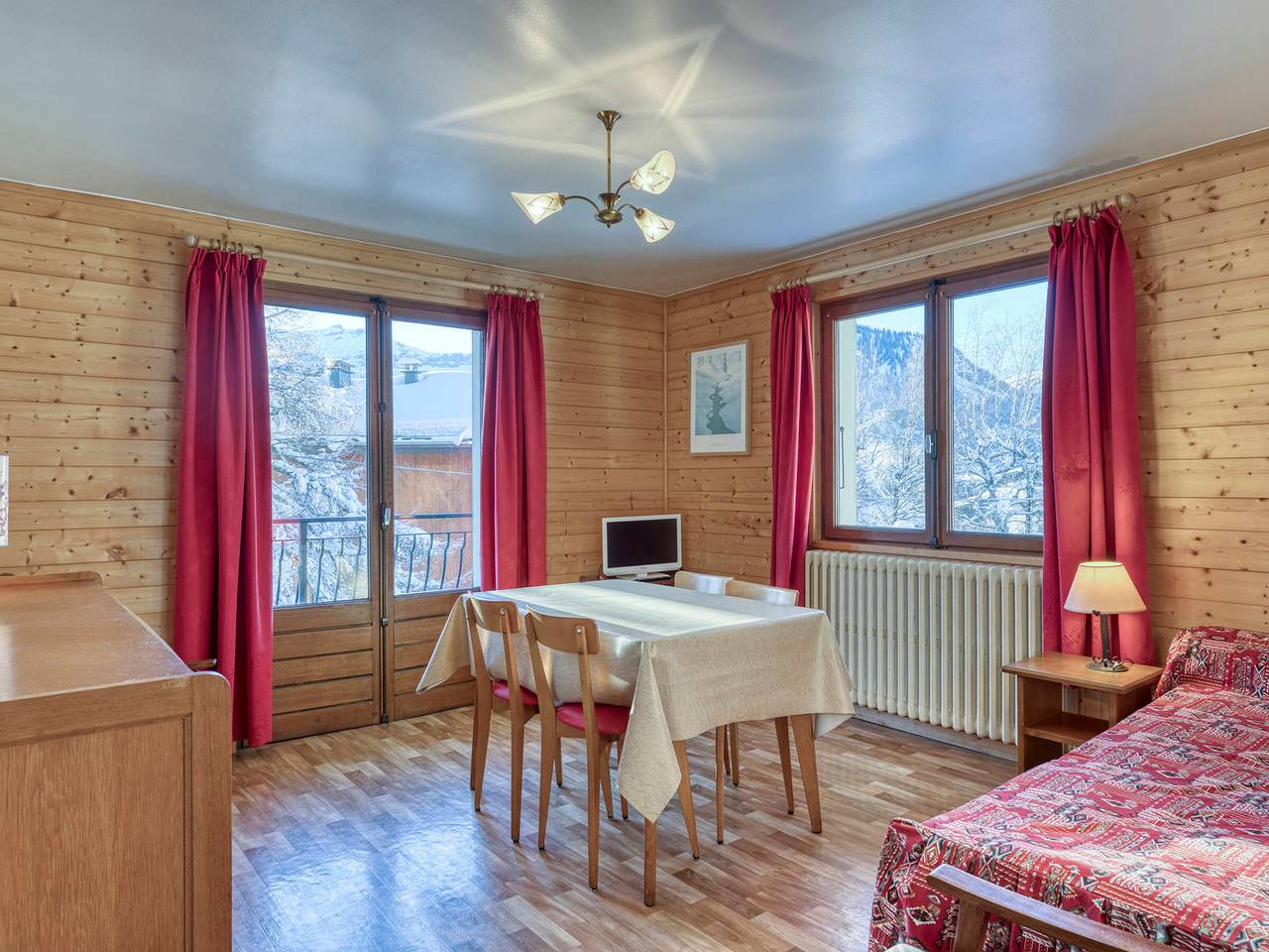 Ganze Wohnung, Gemütliche 2-Zimmer-Wohnung mit Balkon, nahe Skipisten und Dorfzentrum, Wlan und Parkplatz inbegrepen in Megève, Pays du Mont-Blanc
