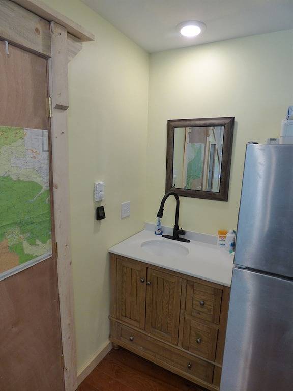 Junction's Cabin - A Wolf Crossing Cabin - next to Yellowstone Park in Absaroka Range