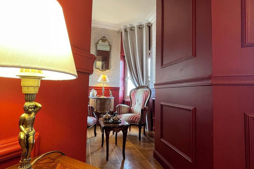Charming bed and breakfast at the château with breakfast included. in Saint-Genest-Lerpt, Loire