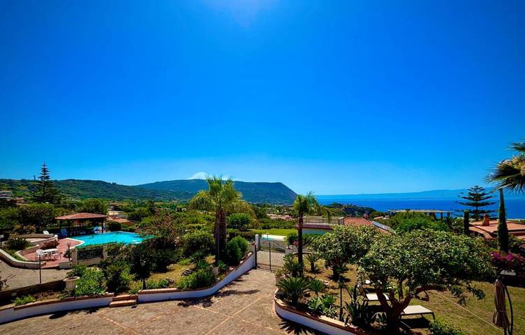 Ferienhaus für 8 Personen, mit Balkon und Terrasse sowie Garten und Ausblick in Faro Capo Vaticano