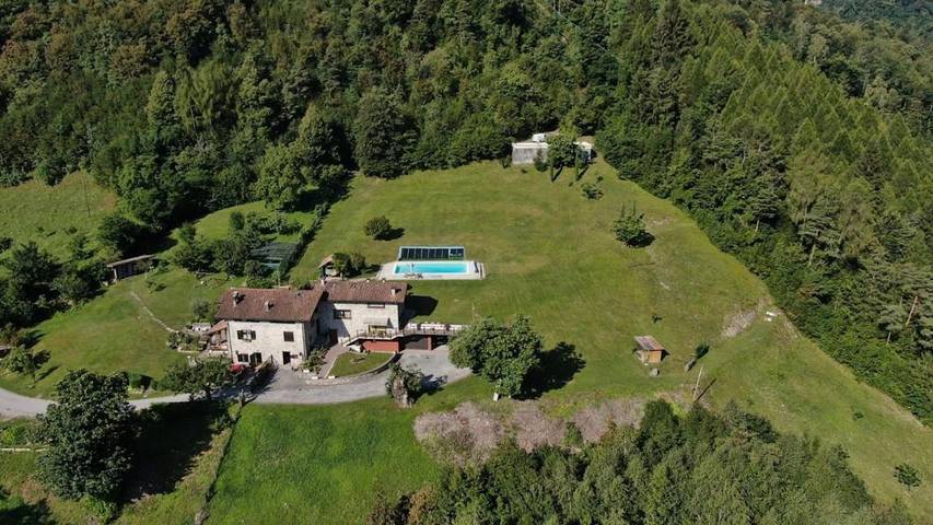 Casa vacanza per 4 persone, con Idromassaggio e Terrazza nonché Giardino e Piscina a Bagolino