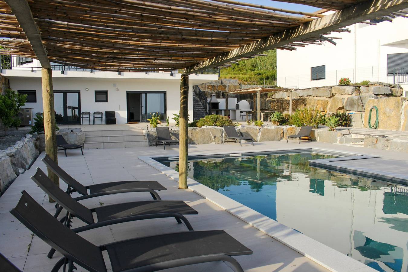Vakantiehuis 'Peace House Lourinhã - Villa 6' met Uitzicht op Bergen, Gedeeld Zwembad en Wi-Fi in Lourinhã, Lissabon District