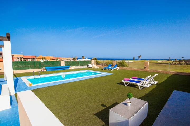 Villa voor 7 personen, with Terras and Tuin as well as Zwembad in Las Salinas