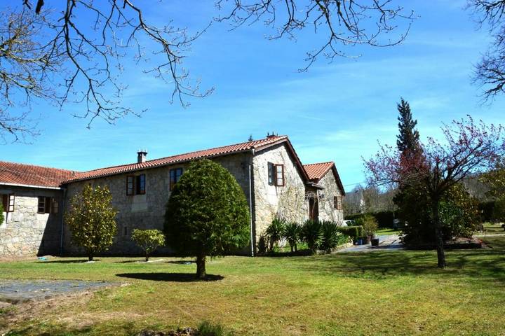 Casa rural con piscina para 3 personas, con Terraza además de Jardín y Piscina en Provincia de Lugo