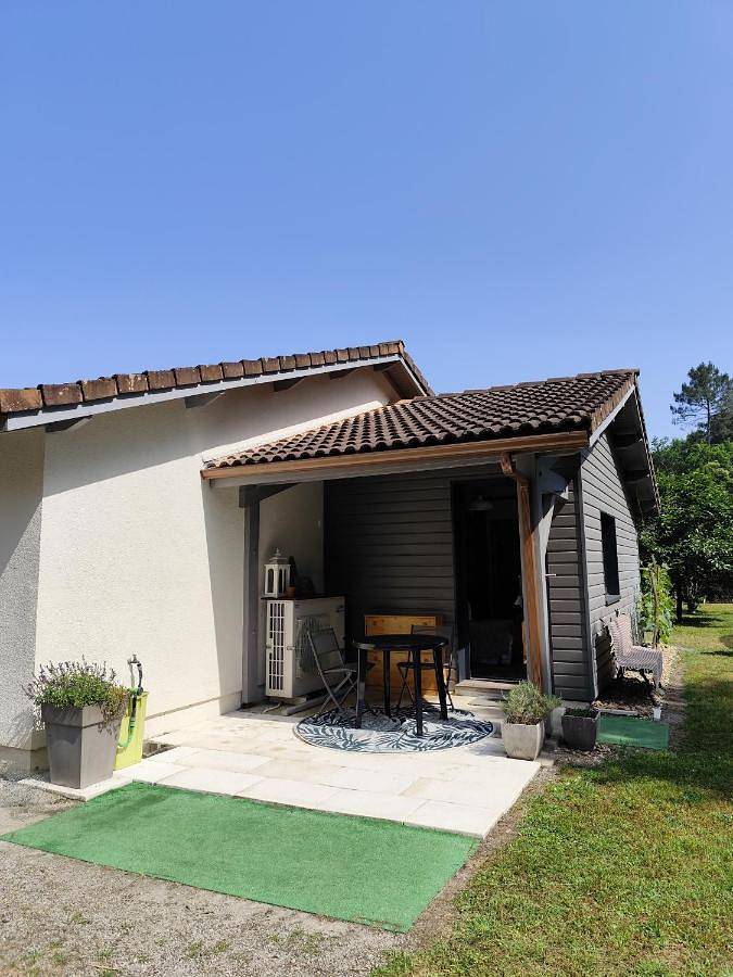 Gîte pour 2 personnes, avec jardin ainsi que piscine et terrasse dans Castres-Gironde
