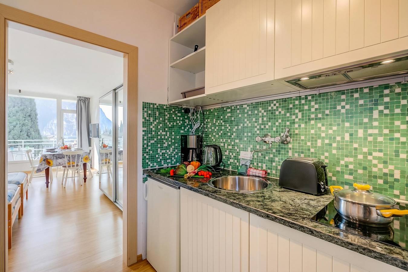 Ganze Wohnung, Il Piccolo Nido - Lake View Studio with Balcony in Riva del Garda, Gardasee-Berge