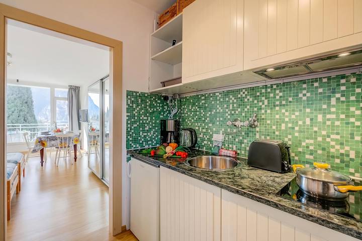 Apartamento entero, Il Piccolo Nido - Lake View Studio with Balcony in Riva del Garda, Montañas Garda