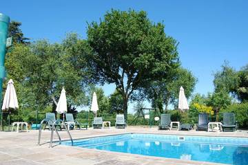 Gîte pour 12 personnes, avec jacuzzi et jardin à Saint-Servant