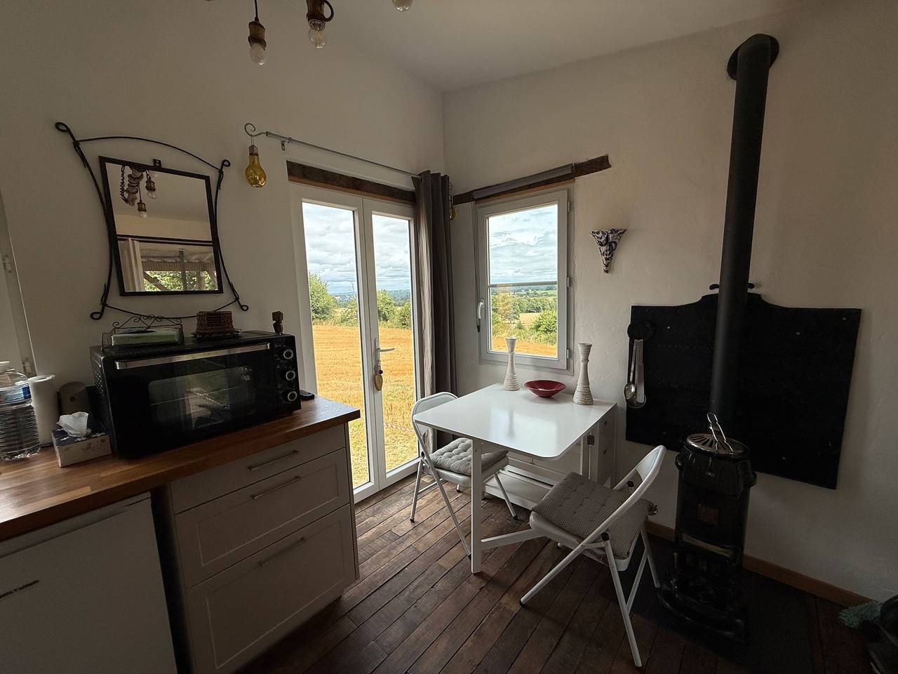 Entire holiday apartment, Tiny Home 'Bord De L'étang - Iri' with Lake View, Shared Pool and Private Terrace in Champsac, Périgord-Limousin Regional Nature Park