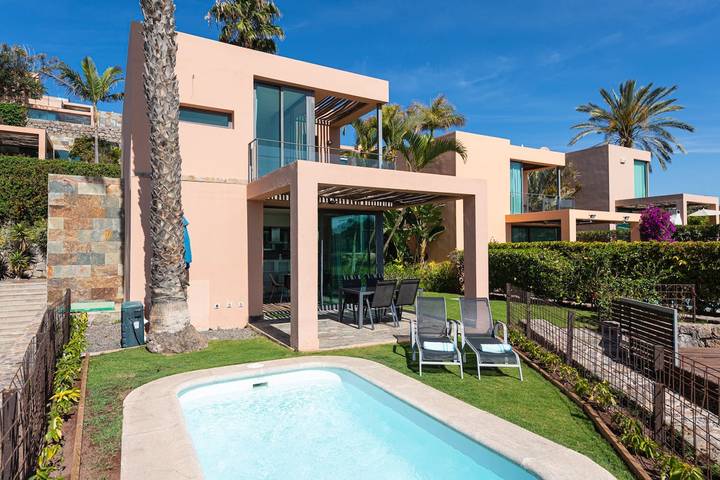 Villa for 4 people, with Balcony and Terrace as well as Garden in Salobre