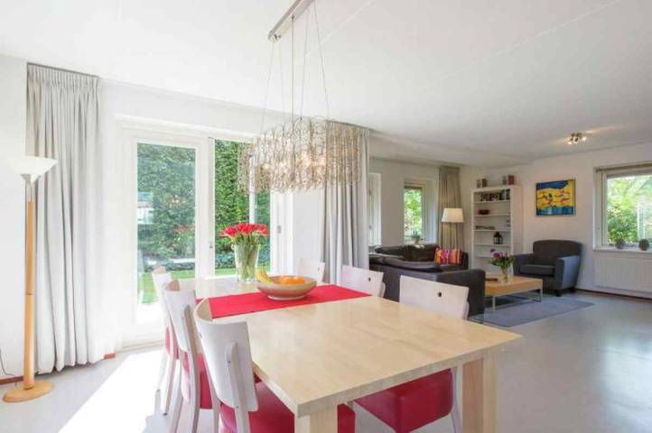 5-person holiday home with enclosed garden in Zonnemaire in Zonnemaire, Costa de Zelanda