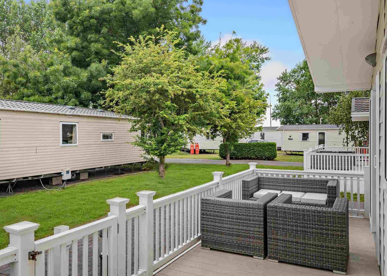 Deluxe Lodge. Parking, ensuite and decking. in Burgh Castle, Great Yarmouth