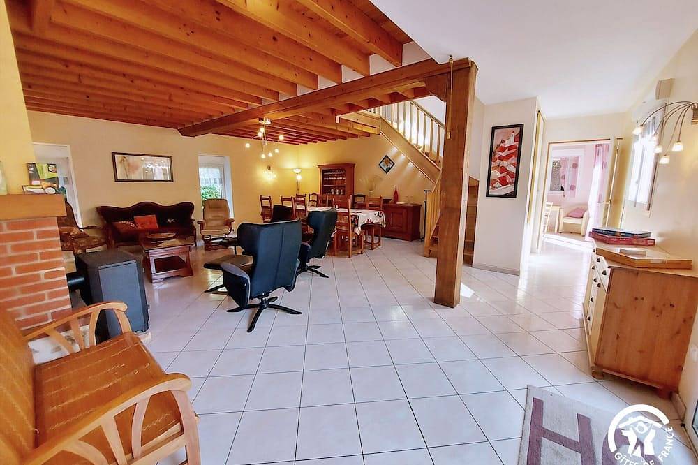 Gîte nature 8 pers avec pêche, piscine chauffée et étangs, idéal Pmr et familles in Saint-Thomas-de-Courceriers, Mayenne