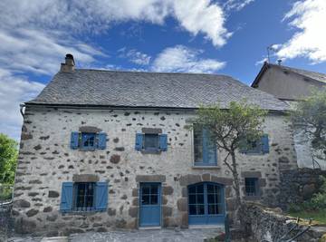 Gîte pour 8 personnes, avec jardin et terrasse à Ussel (Cantal)