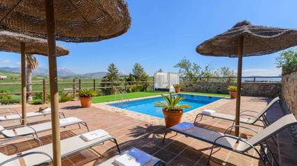 Casa rural para 8 personas, con piscina además de jardín y terraza en Villanueva de la Concepción
