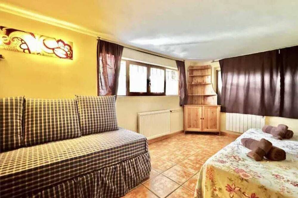 Abantos-la casa de Galapagar. Apartamento con salida directa a piscina y césped in Galapagar, Provincia de Madrid
