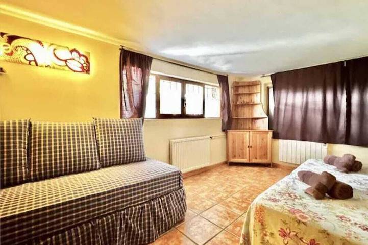 Abantos-the house in Galapagar. Apartment with direct access to the pool and lawn in Galapagar, Área Metropolitana de Madrid