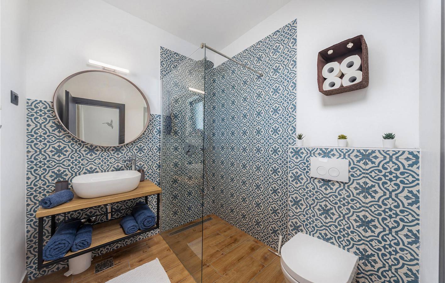 Geräumiges Apartment mit 1 Schlafzimmer, Pool, WLAN und Parkplatz in der Nähe des Zentrums von Raša in Raša, Ostküste Istrien